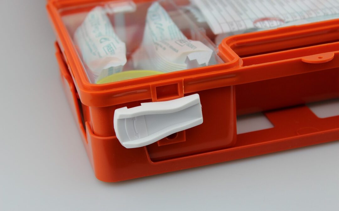 Wakacyjna apteczka: lista rzeczy, które warto zabrać