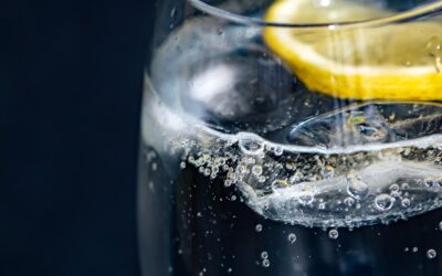 Jak nawadniać się latem? Woda z cytryną i inne orzeźwiające napoje